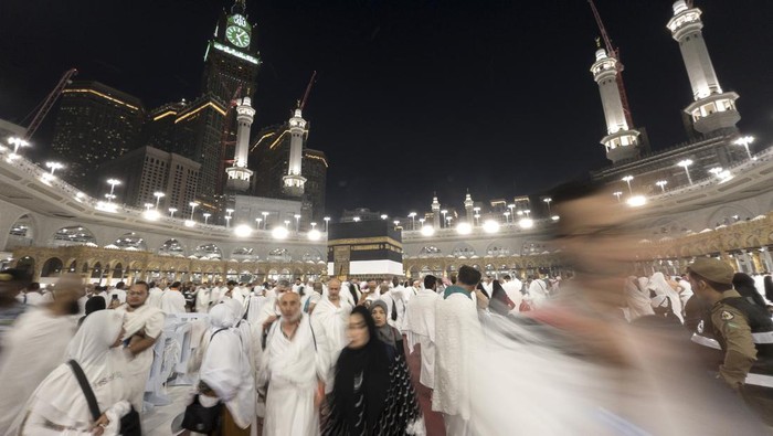 Umat Islam melaksanakan tawaf di Masjidil Haram, Makkah, Arab Saudi, Kamis (6/6/2024). Menjelang berakhirnya fase kedatangan jamaah calon haji (closing date) pada 10 Juni 2024 kondisi Masjidil Haram semakin padat oleh jamaah dari berbagai belahan dunia khususnya pada saat shalat lima waktu, PPIH Arab Saudi menghimbau jamaah Indonesia agar shalat fardu dan ibadah sunnah lainnya dapat dilakukan di mushala atau masjid di sekitar hotel. ANTARA FOTO/Sigid Kurniawan/aww.