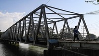 Revitalisasi jembatan ditargetkan rampung pada September 2024.