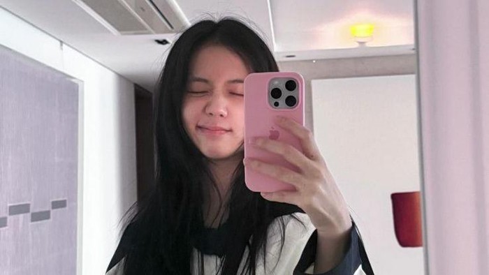 Jisoo Pamer Rumah