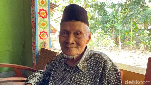 Juru kunci makam Kyai Landoh di Lendah, Kulon Progo, Surakso Dwi Susanto. Foto diunggah pada Jumat (7/6/2024).