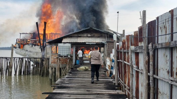 Kapal kargo di Karimun terbakar pada Jumat (7/6) siang.(dok Polres Karimun)