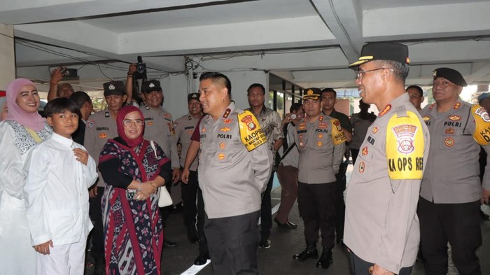 Kapolda Metro Jaya Irjen Karyoto meninjau Bakti Kesehatan Khitanan Massal di Polres Metro Jaktim. Kegiatan ini digelar dalam rangka HUT Bhayangkara ke-78. (dok Ist)