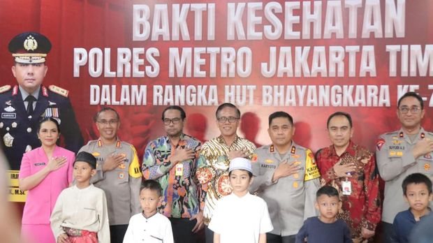 Kapolda Metro Jaya Irjen Karyoto meninjau Bakti Kesehatan Khitanan Massal di Polres Metro Jaktim. Kegiatan ini digelar dalam rangka HUT Bhayangkara ke-78. (dok Ist)