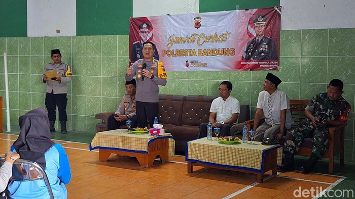 Kapolresta Bandung Kombes Kusworo saat mendengarkan keluhan warga Solokanjeruk