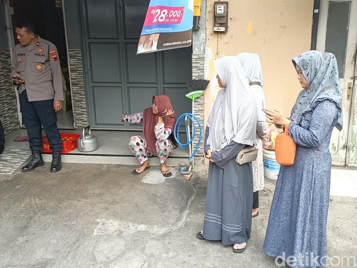 Kapolsek Candisari, Iptu Handri Kristanto, meminta keterangan ke sejumlah warga di Kelurahan Jomblang, Kota Semarang, terkait kasus dugaan keracunan makanan, Jumat (7/6/2024).