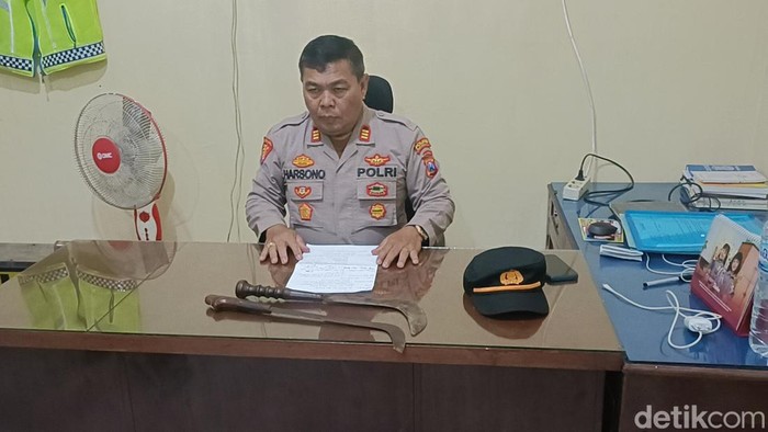 Kapolsek Lumbang, AKP Harsono bersama dua barang bukti senjata tajam milik pelaku carok