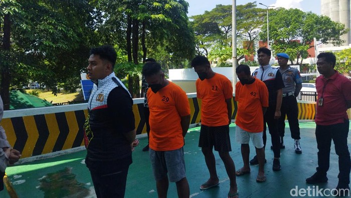 Kasat Reskrim Polresta Bandara Soetta, Kompol Reza Fahlevi mengungkap ketiga pelaku penipuan dan hipnotis. (7/6/2024)