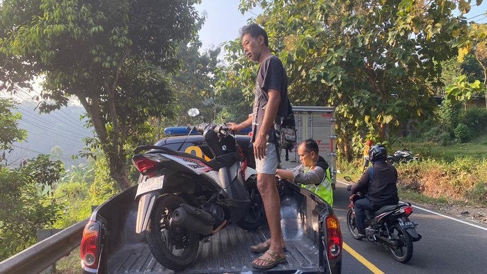 Sepeda motor milik korban saat dievakuasi oleh polisi