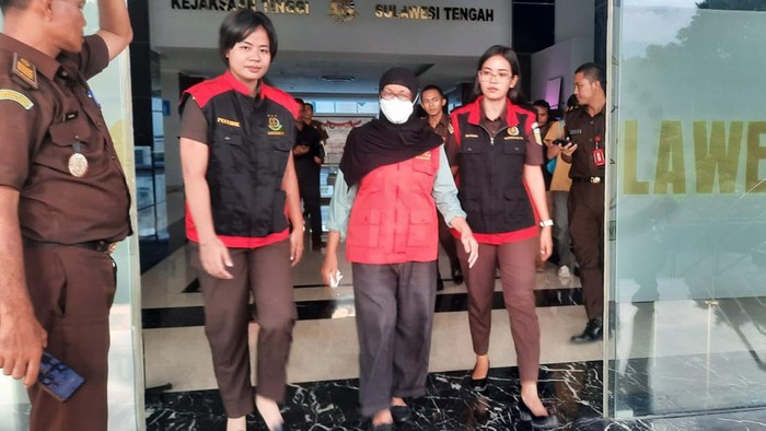 Kejati Sulteng tahan tersangka korupsi dana hibah.