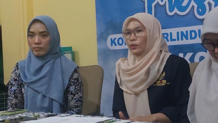 Kepala UPTD PPA Dina Noviani (kiri) dan Ketua KPAID Kota Bogor Dede Siti Amanah (kanan) merilis kasus kekerasan perempuan dan anak sejak awal 2024 (Jumat, 7/6/2024)