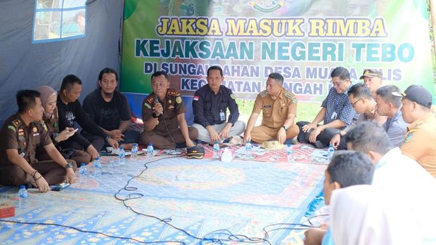 Kepedulian terhadap Suku Anak Dalam salah satunya datang dari seorang Jaksa Febrow Adhyaksa Soeseno, yang kini menjabat sebagai Kasi Intelijen Kejari Tebo. (dok Pribadi)