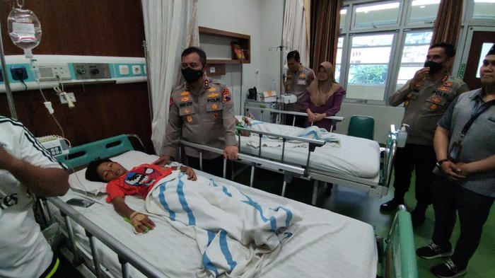 Kapolda Jateng, Irjen Ahmad Luthfi jenguk warga Jomblang yang dirawat di RS Roemani, Kota Semarang, Jumat (7/6/2024).