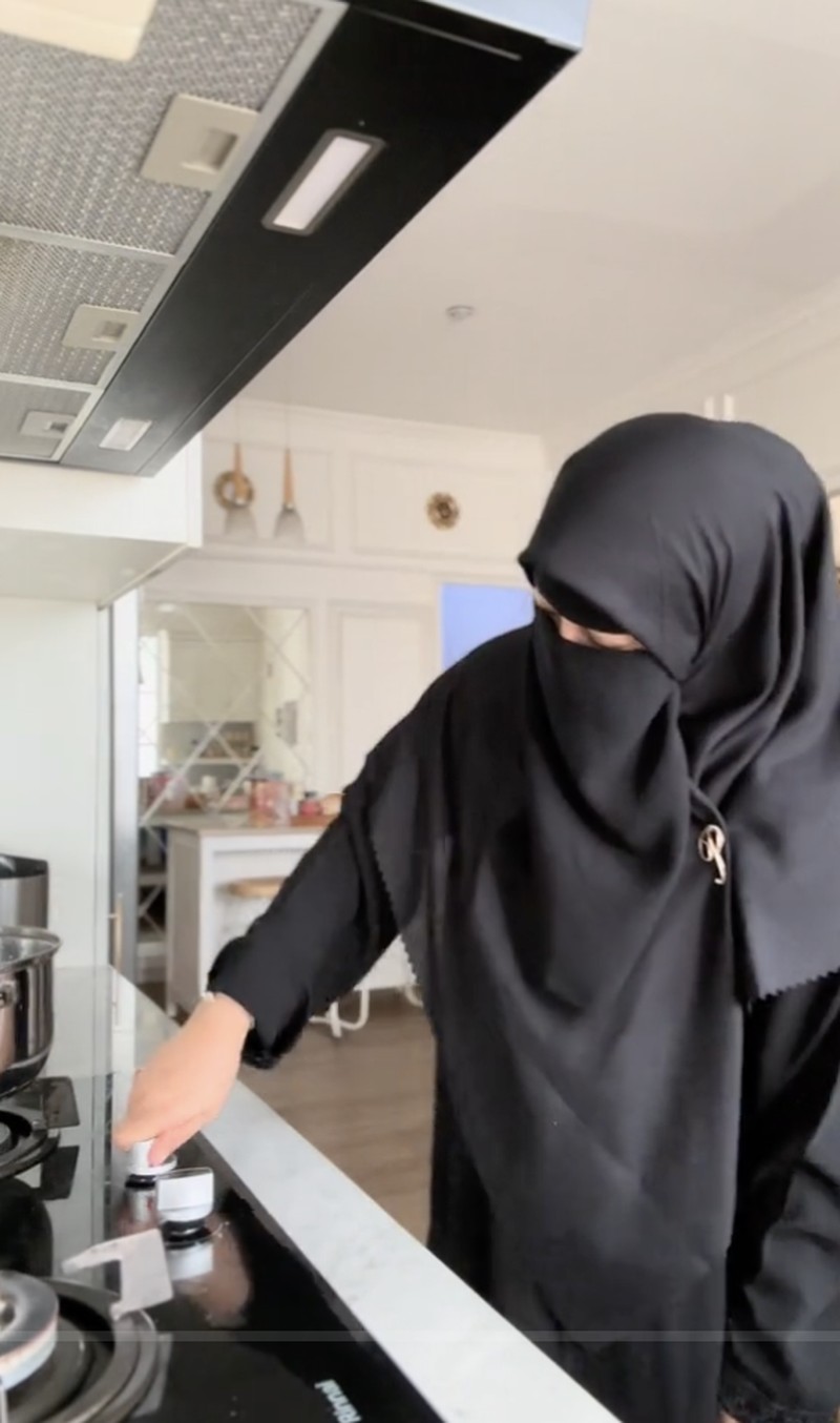 Kesibukan Ummi Pipik Masak Shabu-shabu untuk Anak hingga Bikin Jus