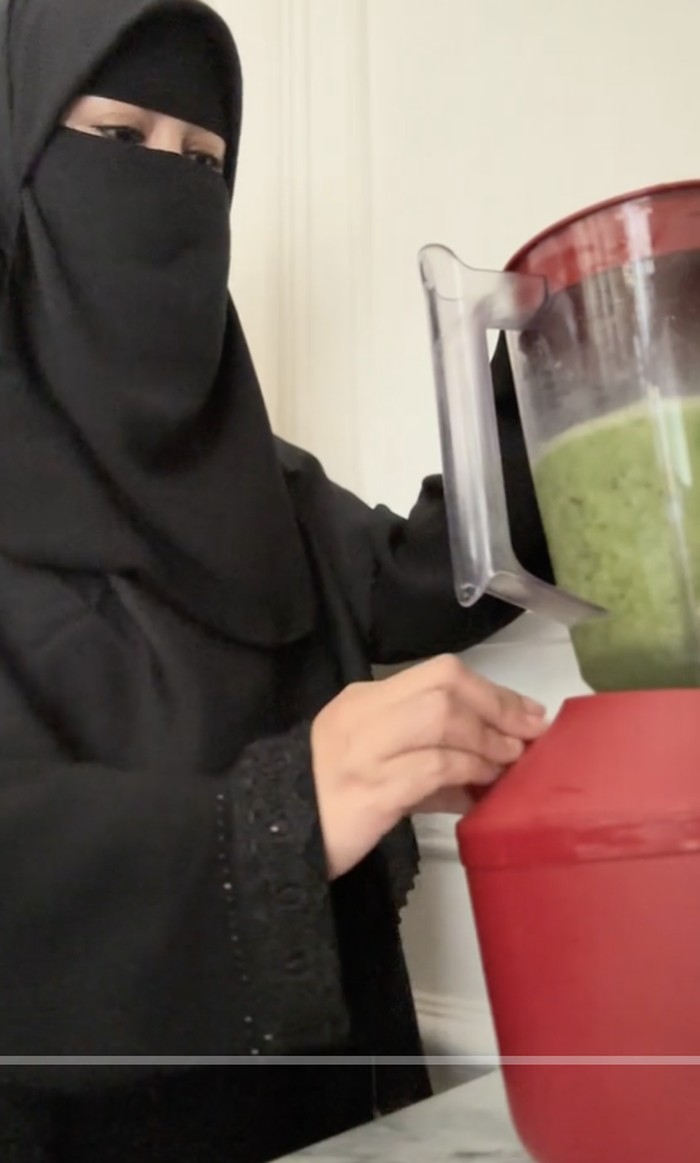 Kesibukan Ummi Pipik Masak Shabu-shabu untuk Anak hingga Bikin Jus
