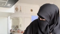 Pipik Dian Irawati atau akrab disapa Ummi Pipik adalah istri mendiang Ustaz Jefri Al Buchori. Kini ia sibuk berdakwah sekaligus aktif di media sosial. Foto: TikTok ummi_pipikdianirawari