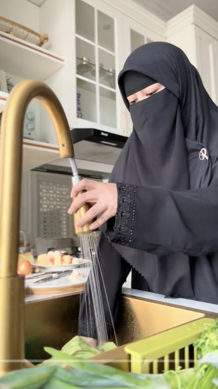 Kesibukan Ummi Pipik Masak Shabu-shabu untuk Anak hingga Bikin Jus Kesibukan Ummi Pipik Masak Shabu-shabu untuk Anak hingga Bikin Jus