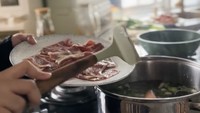 Wanita 46 tahun ini rupanya membuatkan shabu-shabu dan teriyaki untuk anak-anak. Namanya ibu harus siap siaga apapun ya, katanya di keterangan video. Foto: TikTok ummi_pipikdianirawari