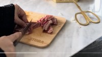 Ia mengatakan masak adalah salah satu bentuk ibadahnya di rumah. Semua dilakukan demi mencari ridho Allah SWT saat berkegiatan di luar rumah. Foto: TikTok ummi_pipikdianirawari