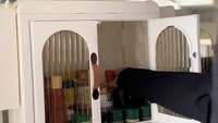 Rak bumbu dapur milik Ummi Pipik begitu estetik! Tampilannya mencuri perhatian karena berupa kabinet mungil. Foto: TikTok ummi_pipikdianirawari