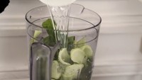 Isian jusnya adalah sayuran pakcoy, kiwi, dan madu. Semua dihaluskan dalam blender. Foto: TikTok ummi_pipikdianirawari