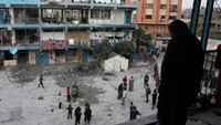 Warga melihat bangunan sekolah milik UNRWA di Nuseirat, Gaza tengah, yang jadi sasaran serangan Israel, 6 Juni 2024.