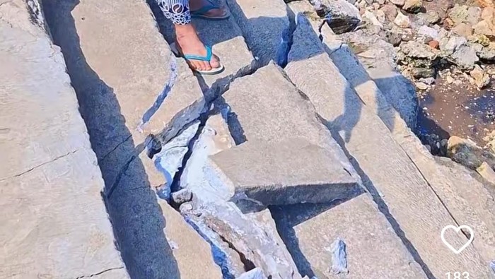 Kondisi talut di Pantai Baron yang rusak.