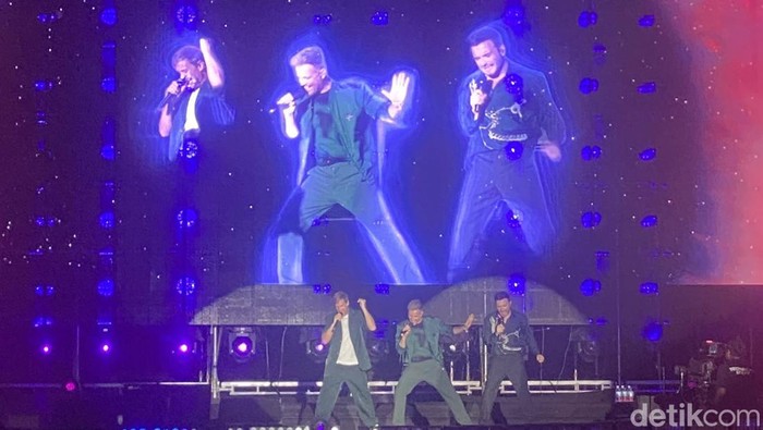Suasana konser Westlife di Candi Prambanan, Jumat (7/6/2024).
