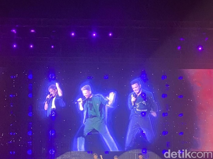 Suasana konser Westlife di Candi Prambanan, Jumat (7/6/2024).