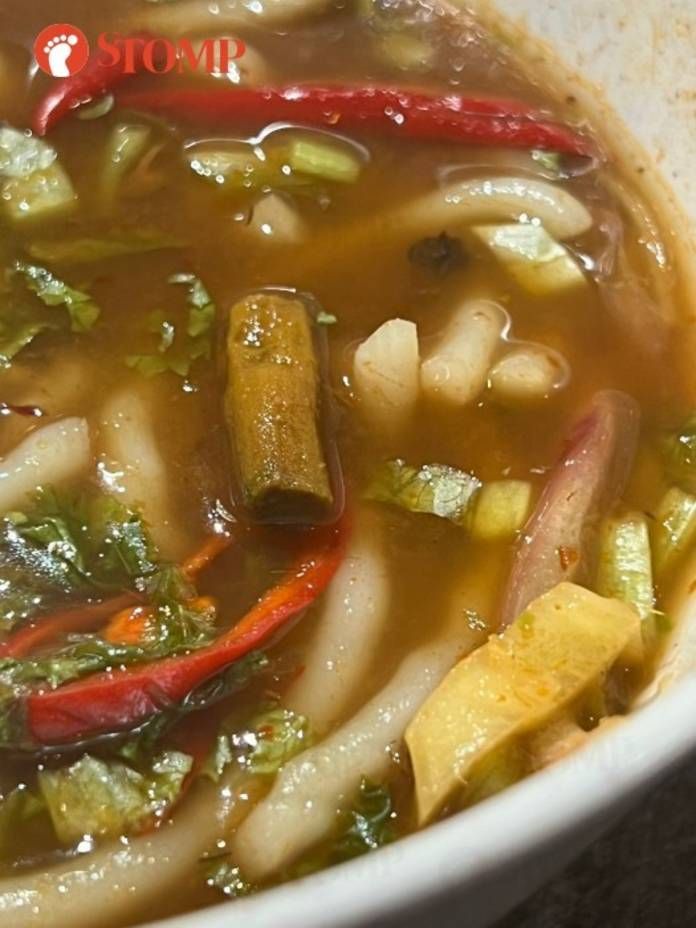 Lagi Makan Laksa, Pembeli Ini Kaget Temukan Puntung Rokok di Kuahnya