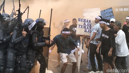 Suasana mencekam latihan prajurit Lanal Labuan Bajo menghalau aksi demontrasi di depan Mako Lanal Labuan Bajo di kawasan Marina, Jumat (7/6/2024).(Ambrosius Ardin)