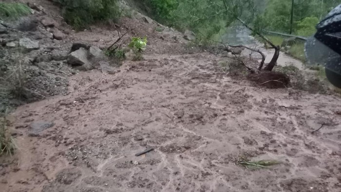 Longsor menutup badan jalan di salah satu kawasan di Ambon.