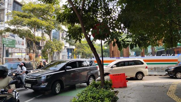 Macet di Jalan Cikini Raya gegara galian berbulan-bulan.