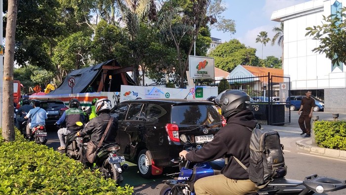 Macet di Jalan Cikini Raya gegara galian berbulan-bulan.