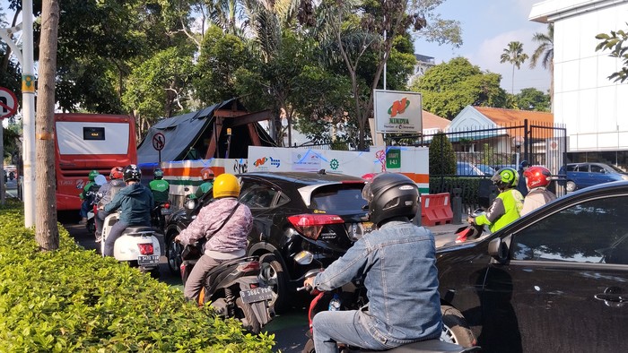 Macet di Jalan Cikini Raya gegara galian berbulan-bulan.