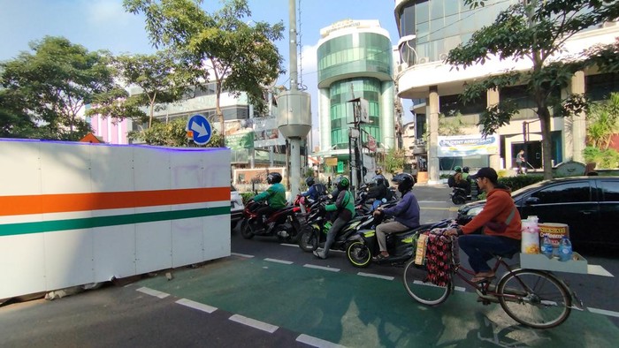 Kemacetan Melanda Jalan Cikini akibat Proyek Drainase Limbah di Jakarta Pusat