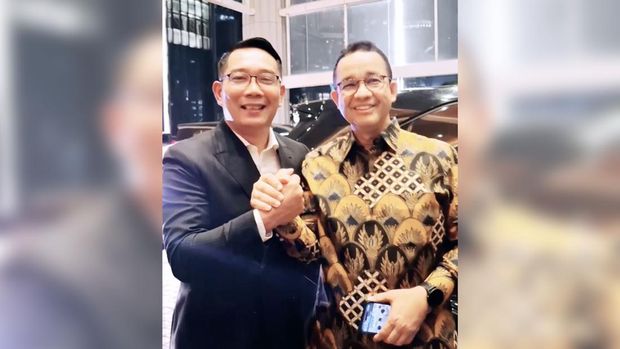 Mantan Gubernur Jawa Barat Ridwan Kamil mengunggah foto selfie bersama mantan Gubernur DKI Jakarta Anies Baswedan. (Instagram@ridwankamil)