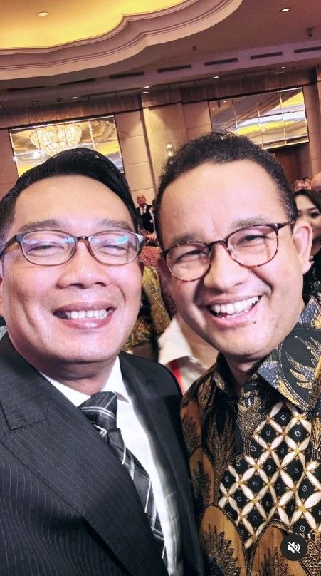 Mantan Gubernur Jawa Barat Ridwan Kamil mengunggah foto selfie bersama mantan Gubernur DKI Jakarta Anies Baswedan