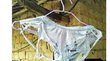 Asian Value memakai celana dalam meski sudha bolong-bolong. Foto: Twitter