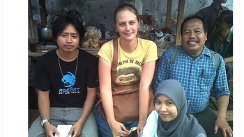 Foto bareng bule... Foto: Twitter