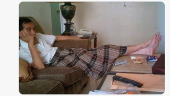 Asian Value bapak-bapak pakai sarung... Foto: Twitter