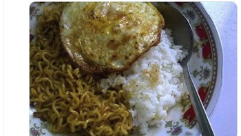 Menu khas Asian Value untuk sarapan pagi. Perpaduan nasi, mie goreng dan telur ceplok.  Foto: Twitter