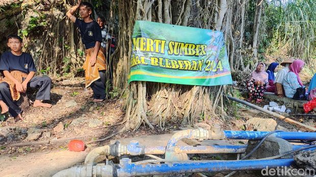 Pompa air listrik yang mengalirkan air hingga ke rumah warga di Padukuhan Menggoran, Gunungkidul, Jumat (7/6/2024).