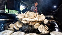 Penggemar kerupuk wajib mampir ke Pasar Genteng di Surabaya, di sini terkenal dengan aneka kerupuk berbagai jenis cocok buat oleh-oleh. Foto: Site Culinary/Visual