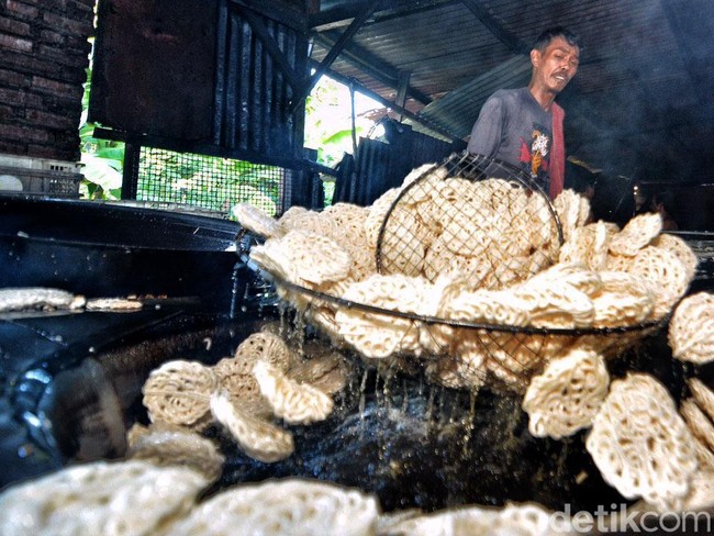 Menilik Produksi UMKM Kerupuk di Surabaya