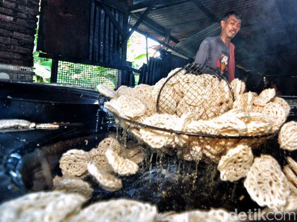 Potret Produksi UMKM Kerupuk di Surabaya