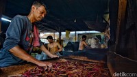 Sejumlah pekerja sedang melakukan proses pemilihan kerupuk yang akan digoreng.
