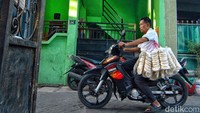 Kerupuk yang sudah dikemas kemudian didistribusikan ke warung-warung atau toko.