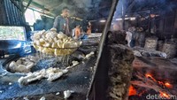 Penggorengan dilakukan pada dua wajan berukuran besar yakni wajan aluminium dan baja. Tujuannya agar kerupuk mengembang sempurna.