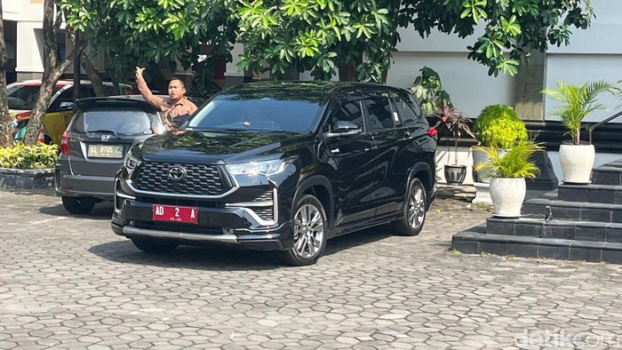 Mobil dinas baru Wakil Walikota Solo yang terparkir di Gedung DPRD Solo, Jumat (7/6/2024).
