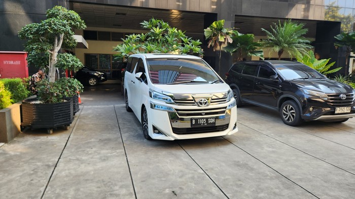 Mobil Vellfire diserahkan SYL ke KPK (Adrial/detikcom)
